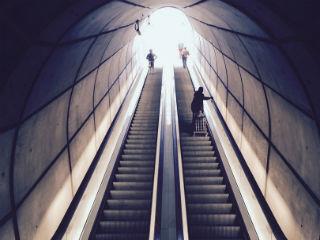 Βελτίωση του επιχειρηματικού κλίματος: πρέπει ήδη από τα σχολικά θρανία να διδάσκονται οι μαθητές για την σημασία της επιχειρηματικότητας και τον πρωταρχικό ρόλο της στην δημιουργία πλούτου. Τα ΜΜΕ να παύσουν να καλλιεργούν την εχθρότητα προς τον επώνυμο επιχειρηματία (εννοείται, τον μη κρατικοδίαιτο) δείχνοντας εμπιστοσύνη προς τον ανώνυμο κρατικό γραφειοκράτη, όπως πράττουν μέχρι σήμερα, και να αρχίσουν να προβάλλουν συστηματικά επιτυχημένες επιχειρηματικές προσπάθειες, μικρής, μεσαίας και μεγάλης κλίμακας. 