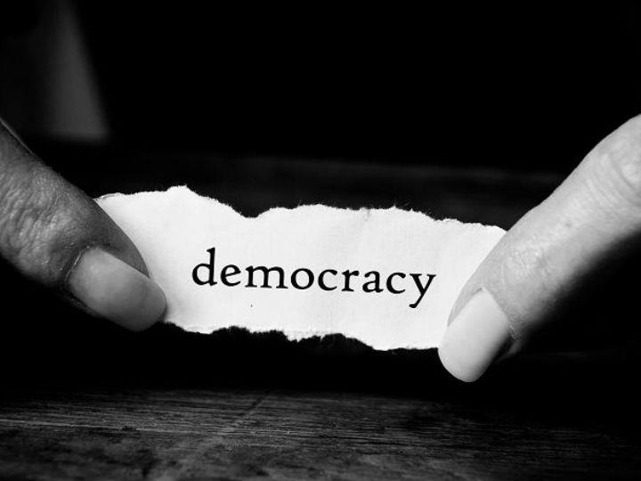 «Τα ανθρώπινα όντα πρέπει να ενεργούν συλλογικά εκτός από ατομικά. Ενεργώντας από κοινού, εντός μιας δημοκρατίας, σημαίνει να ενεργούμε και να σκεφτόμαστε ως πολίτες. Αν δεν το κάνουμε, η δημοκρατία θα αποτύχει.»