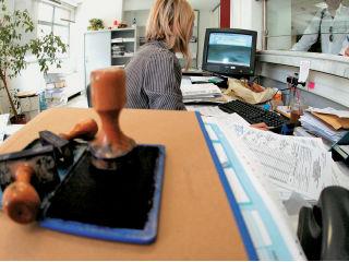 Συγκροτημένο σε συντεχνιακή βάση και με πολλές υποομάδες στους κόλπους του, το μόρφωμα αυτό αποτελεί πραγματική γάγγραινα για τη χώρα, η οποία σήμερα δείχνει και προς τα έξω ποια είναι η πραγματική δομή της γραφειοκρατίας της. Γι’ αυτό και οι δανειστές επιμένουν στις μεταρρυθμίσεις. Έχουν καταλάβει πλέον ότι με τη δημόσια διοίκηση που έχουμε η Ελλάδα δεν πρόκειται ποτέ να δει άσπρη μέρα. 