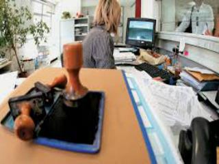 Όμως για τη σημερινή γάγγραινα της γραφειοκρατίας υπεύθυνοι είναι, από τη μια το πολιτικό σύστημα στο σύνολό του με την πολυνομία και την κακονομία, που χωρίς σοβαρή επεξεργασία παράγει φασόν η άβουλη Βουλή, και από την άλλη το δημοσιοϋπαλληλικό σύστημα που φροντίζει με την σειρά του, να προβάλει ένα αδιαπέραστο τείχος, μπροστά στον πολίτη που απευθύνεται σε αυτό.