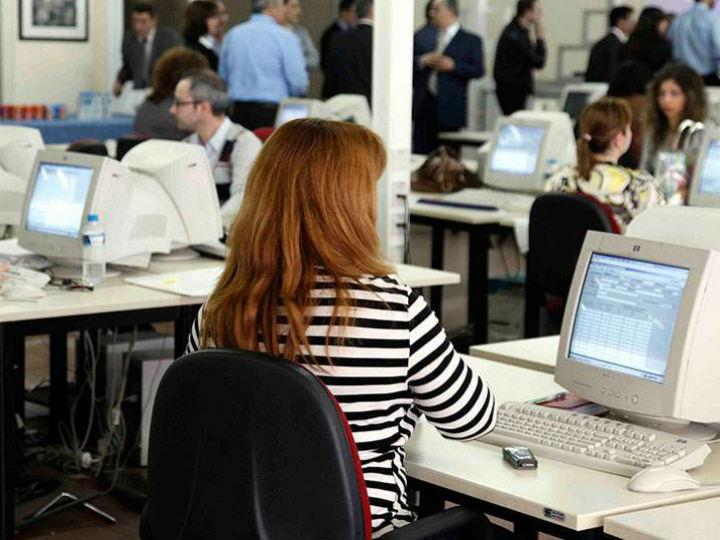 «Δημόσιο, μόνο τα ρολόγια δουλεύουν! Όλοι εμείς που δουλεύαμε για χρόνια στον ιδιωτικό τομέα, γνωρίζουμε ότι δεν φταίνε οι υπάλληλοι, αλλά το σύστημα.»