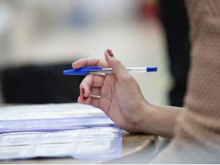 Ρεκόρ πενταετίας σε έκτακτο προσωπικό σημειώθηκε τον Φεβρουάριο, που έφθασαν τους 74.879, χώρια η δημιουργία νέων θέσεων αντί κάλυψης κενών και ο πολλαπλασιασμός στις θέσεις μετακλητών ώστε να βολεύονται τα δικά μας παιδιά. Έτσι προέκυψε και η “ανάγκη” για πρόσληψη 2.338 “αρχαιολόγων” στη ΔΕΗ, που όμως θα τους πληρώνουν οι καταναλωτές ρεύματος. Και επειδή η ψηφοθηρία δεν έχει όρια, ο υπουργός Εσωτερικών Σκουρλέτης πιέζει τους δημάρχους να παραβιάσουν το Σύνταγμα παρατείνοντας την θητεία των 30.000 συμβασιούχων, ενώ μεθοδεύει την μονιμοποίηση δεκάδων χιλιάδων από αυτούς παρά την συνταγματική απαγόρευση. 