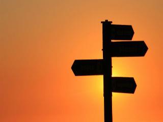 Η εκτεταμένη παρεμβολή των κρατικών προγραμματιστών στην οικονομική ζωή κατά κανόνα δυσχεραίνει σημαντικά την λήψη και υλοποίηση των ιδιωτικών επιχειρηματικών αποφάσεων, με την γραφειοκρατία, τις καθυστερήσεις και τους αιφνιδιασμούς που αυτή επιφέρει.