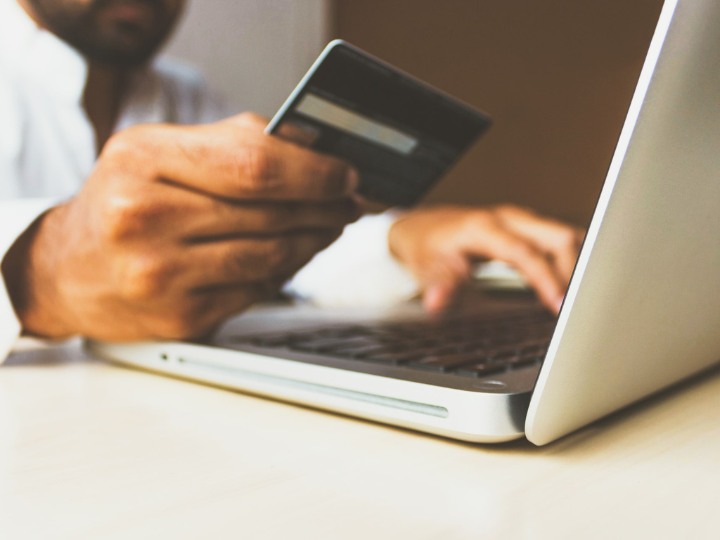 «Καλύτερη προστασία των e-shoppers, σαφέστεροι κανόνες για τις επιχειρήσεις, πιο αποτελεσματικές ανακλήσεις προϊόντων».