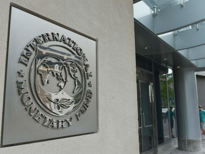 Σχετικά με το έλλειμμα του ισοζυγίου τρεχουσών συναλλαγών, το Ταμείο εκτιμά πως θα αγγίξει το 7,7% του ΑΕΠ το 2020 και ότι θα υποχωρήσει στο 4,5% του ΑΕΠ εντός του 2021.