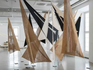 Ο τίτλος εκφράζει τον αμοιβαίο σεβασμό μεταξύ των δύο θεσμών, της documenta 14 και του ΕΜΣΤ, ανεξαρτήτως των διαφορετικών δεσμεύσεών τους και σκοπών, κατά τον διάλογο και την επανερμηνεία ουσιωδών ζητημάτων και καλλιτεχνικών ιδιωμάτων. Πραγματεύεται έννοιες όπως της συναλλαγής, του δανείου, του μοιράσματος και της προσφοράς Αντίδωρου  (κυριολεκτικά η ανταπόδοση κάποιου για δώρο που του έχουν κάνει) ή Αντιδάνειου (η επιστροφή ενός γλωσσικού, πολιτισμικού ή οικονομικού δανείου). Το πρόθεμα «αντι-» στον τίτλο αποκαλύπτει μια σαφή θέση και συνεπώς μια άποψη, η οποία δεν σημαίνει απαραιτήτως αντίθεση, αλλά εκκινεί από διαφορετική αφετηρία προκειμένου να επικοινωνήσει, να συζητήσει, να συγκλίνει, να γεφυρώσει και να αποδεχτεί τη θέση των άλλων.