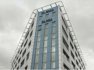 Από εσωτερικής πολιτικής πλευράς, το μόνο όφελος που θα έχει γι αυτούς η υπαγωγή του ΔΟΛ στους Συριζανέλ είναι ότι θα σιωπήσει μία φωνή κριτικής. Στην παρούσα δε φάση, αυτό είναι θετικό γιατί παράλληλα υπονομεύεται επικοινωνιακά και η ανασυγκρότηση της κεντροαριστεράς. Στο μέτρο, λοιπόν, που οι Συριζανέλ «φλέγονται» για την παραμονή τους στην εξουσία, το να έχουν απέναντί τους λιγότερες κριτικές φωνές είναι σημαντικό. Συνοψίζει δε και την γενικότερη συνολική κατάρρευση της χώρας, την οποία ίσως να περιμένουν και άλλες περιπέτειες.