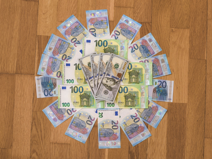 «Eνώ η δημοσιονομική και νομισματική πολιτική παραμένουν τεχνικά επεκτατικές και στις δύο πλευρές του Ατλαντικού, οι ΗΠΑ και η ευρωζώνη βρίσκονται σαφώς σε διαφορετικές φάσεις μακροοικονομικής πολιτικής.»