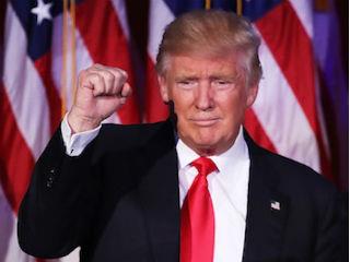 Ο Πρόεδρος Trump καθόρισε μια φιλόδοξη ατζέντα, απευθυνόμενος σε μια τυπική συνεδρίαση του Κογκρέσου, με έναν λόγο περισσότερο αξιοσημείωτο για τον τόνο του παρά για την ουσία του. «Η περίοδος της στενομυαλιάς τελείωσε. Η εποχή των ανούσιων μαχών ανήκει στο παρελθόν», δήλωσε ο Trump στην τετράωρη ομιλία του. Ούτε επιθέσεις στα ΜΜΕ, ούτε προς την κυβέρνηση του προκατόχου του Βarack Obama ή την αντίπαλό του Hillary Clinton. Αντίθετα, ανακοίνωσε τη δημιουργία εκατομμυρίων θέσεων εργασίας. Παρότρυνε το Κογκρέσο να «δράσει αποφασιστικά» στην κατάργηση και αντικατάσταση του προγράμματος Obamacare. Ο Trump υποσχέθηκε ακόμη «μαζικές φορολογικές ελαφρύνσεις για τη μεσαία τάξη» και ζήτησε από το Κογκρέσο να «περάσει» πακέτο ύψους 1 τρισεκατομμυρίου δολαρίων για υποδομές.