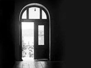 Το τρίτο μνημόνιο είναι πλέον πασιφανές ότι φέρνει αύξηση του χρέους σε απόλυτους αριθμούς λόγω των κεφαλαίων που δόθηκαν για την ανακεφαλοποίηση των τραπεζών αλλά και λόγω του περιορισμού των δημοσιονομικών επιδόσεων ειδικά για το 2015 και το 2016. Με πιο απλά λόγια αυτό σημαίνει ότι τα περίφημα δημοσιονομικά πλεονάσματα της τάξεως του 0,5% δεν  επαρκούν για να πληρωθούν οι τόκοι του χρέους με αποτέλεσμα αυτό να αυξάνει σε απόλυτους αριθμούς. 