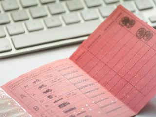 Την συγκεκριμένη ιστορία, εντελώς πραγματική, την αφιερώνω στους χιλιάδες εθελοτυφλούντες συμπολίτες μας που έσπευδαν και σπεύδουν να πουν ”δεν γίνονται τέτοια πράγματα”. Ας κοιτάξουν γύρω τους, να δουν τις χιλιάδες συνάνθρωπων που εξακολουθούν να σκοτώνονται σαν τα γαλόπουλα ή να μένουν ανάπηροι από τροχαία ατυχήματα, κι ας το ξανασκεφθούν (αν μπορούν να σκεφθούν).