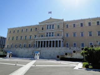 Η χώρα είναι διχασμένη, Το ράβε ξήλωνε οδηγεί σε νέα αδιέξοδα. Αν δεν υπάρξει ένα συναινετικό κλίμα κι αν οι μικροκομματικοί χειρισμοί κινούν τα νήματα της πολιτικής,  άσπρη μέρα δεν πρόκειται να δούμε.