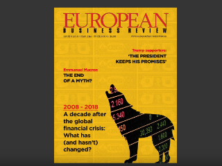 Ξετυλίγοντας το κουβάρι της οικονομικής ύφεσης, πολιτικοί αναλυτές σχολιάζουν τον αντίκτυπο της κατάρρευσης της Lehman Brothers, τη ραγδαία άνοδο των ασιατικών τίγρεων, την κρίση του καπιταλισμού και το αυξανόμενο δημόσιο χρέος, στοχεύοντας στην κατάδειξη ελλειμματικών πολιτικών και θεσμικών στρεβλώσεων στην Ευρώπη.
