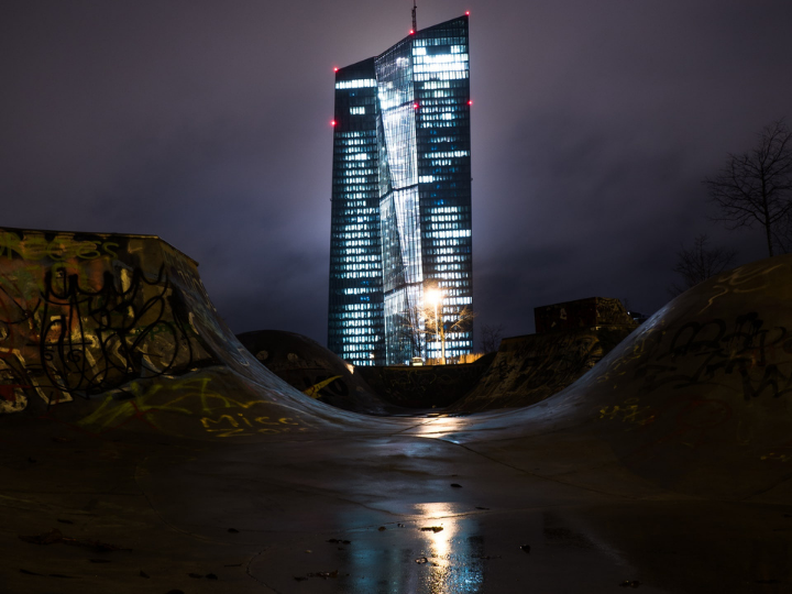 «Η 5y5y inflation swap, δηλαδή η προσδοκία των αγορών για τον μέσο πληθωρισμό πέντε ετών, πέντε χρόνια από τώρα, ουδέποτε στο πρόσφατο παρελθόν βρέθηκε στο 2%. 1,7% μέσος όρος πέντε ετών πριν από την εισαγωγή των αρνητικών επιτοκίων και 0,9% μετά».