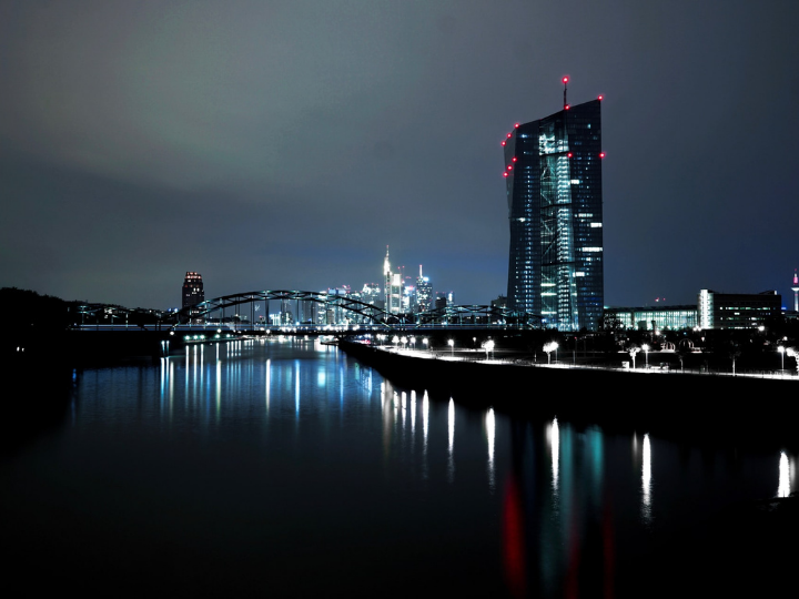 «Σημαντική υπήρξε η αντίδραση των κεντρικών τραπεζών, καθώς η νομισματική πολιτική έγινε ιδιαίτερα επεκτατική και διευκολυντική παγκοσμίως, με μηδενικά επιτόκια και προγράμματα μαζικών αγορών τίτλων.»