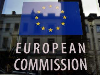 Ο Επίτροπος κ. Γκίντερ Έτινγκερ, αρμόδιος για τον προϋπολογισμό και τους ανθρώπινους πόρους, δήλωσε τα εξής: «Με αυτόν τον προϋπολογισμό, θέλουμε να επιτύχουμε τη σωστή ισορροπία ανάμεσα στη διατήρηση των αναλήψεων υποχρεώσεων των προηγουμένων ετών για σημαντικά προγράμματα της ΕΕ και στην αντιμετώπιση νέων προκλήσεων, με παράλληλη ενίσχυση της προστιθέμενης αξίας της ΕΕ. Προσπαθούμε να διασφαλίσουμε ότι ολοένα περισσότεροι νέοι Ευρωπαίοι θα μπορούν να βρουν θέσεις εργασίας και ότι θα υλοποιηθούν επί τόπου περισσότερες σημαντικές επενδύσεις. Η επίδειξη απτών αποτελεσμάτων και η αλλαγή της καθημερινής ζωής των Ευρωπαίων εξακολουθεί να διέπει όλη τη δράση της ΕΕ.»