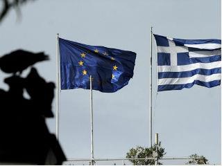 Αλλά η αλήθεια είναι αμείλικτη: Η Ελλάδα δεν μπορεί να σηκωθεί ξανά στα πόδια της γιατί πολύ απλά τα πόδια ήταν πήλινα. Ο βασιλιάς ήταν γυμνός.Η καλοπέραση ήταν εφήμερη, με δανεικά. Η κατανάλωση ήταν αφαίρεση απο μελλοντικά αβέβαια εισοδήματα. Οι περισσότεροι ήθελαν να ανεβούν στον κοινωνικό ανελκυστήρα και όλοι μαζί στριμωχθήκαμε στο ασανσέρ της καθίζησης. Χωρίς φώς, χωρίς έξοδο κινδύνου. Η Ελλάδα αιωρείται στον φωταγωγό της παγκοσμιοποίησης ακριβώς γιατί νόμιζε ότι ήταν μέρος της.