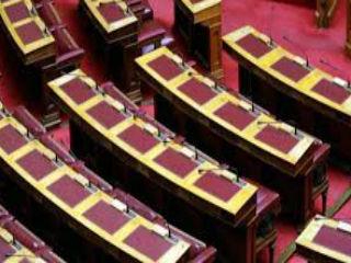Οι διαστάσεις της παρακμής κινούνται σε πολλά επίπεδα. Στο πολιτικό πεδίο έχουν ιδιαίτερο βάρος και το εύρος τους εγγίζει και άλλα πεδία κοινωνικής δραστηριοποίησης, διότι οι πολιτικές αποφάσεις δεσμεύουν σε γενικευμένο βαθμό την αναπτυσσόμενη δυναμική.