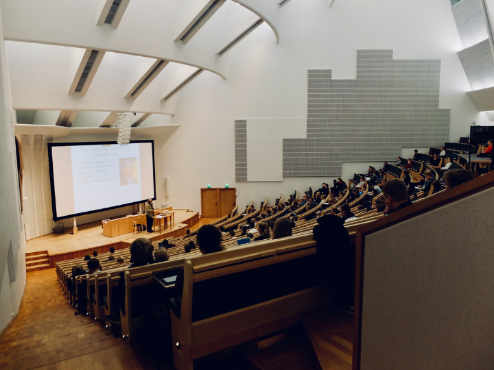 Οι εν λόγω Ακαδημίες Εκπαιδευτικών Erasmus+ θα λάβουν περίπου 22,5 εκατ. ευρώ από τον προϋπολογισμό του Erasmus+ σε διάστημα τριών ετών.