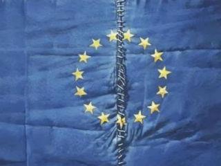 Κανένα δημοψήφισμα δεν μπορεί να αλλάξει το γεγονός ότι η Βρεταννία βρίσκεται και θα συνεχίσει να βρίσκεται στην Ευρώπη. Κανένας πολιτικός δεν μπορεί να μεταβάλει την γεωγραφία, ακόμα και αν ξαναγράψει την Ιστορία. Το χαμηλό κόστος των ταξιδιών σημαίνει ότι η δυνατότητα που είχαν στο παρελθόν μόνον οι λίγοι και προνομιούχοι να γνωρίσουν την Ευρώπη κάνοντας το περίφημο ταξίδι της Μεγάλης Περιήγησης, δίνεται σήμερα σε όλους –νέους και ηλικιωμένους, αριστερούς και δεξιούς. 