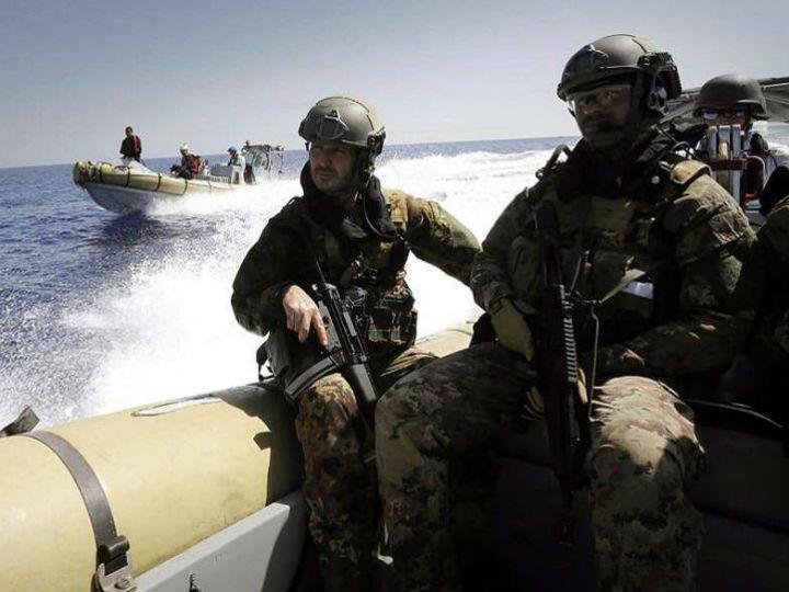 Η δύναμη με πολεμικά πλοία, αεροπλάνα και ελικόπτερα, που θα επιτηρούσαν το εμπάργκο στη Μεσόγειο, άργησε να συγκροτηθεί και όταν αυτό έγινε εφικτό, πολλοί λάκισαν. Το αποτέλεσμα ήταν να βρεθεί η ελληνική φρεγάτα Σπέτσες μόνη της, απέναντι σε τρία πολεμικά της Τουρκίας, που συνόδευαν ένα εμπορικό με όπλα, που κατέληξαν ανενόχλητοι σε λιμάνι της Λιβύης, που ελέγχεται από τον σύμμαχο του Ερντογάν τον Σάρατζ.