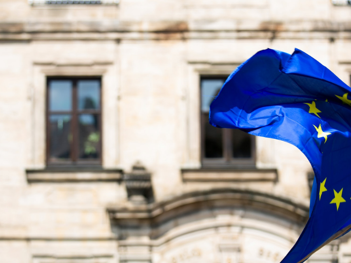 Σε πρόσφατη έκθεση της ΔιαΝΕΟσις, το 64% των ερωτηθέντων αποτιμά θετικά τη συμμετοχή της Ελλάδας στην ΕΕ, ενώ ένα αρκετά μεγάλο ποσοστό θα ήθελε έναν πιο ενεργό ρόλο της ΕΕ στους τομείς της υγείας, άμυνας, εξωτερικής πολιτικής και παιδείας.