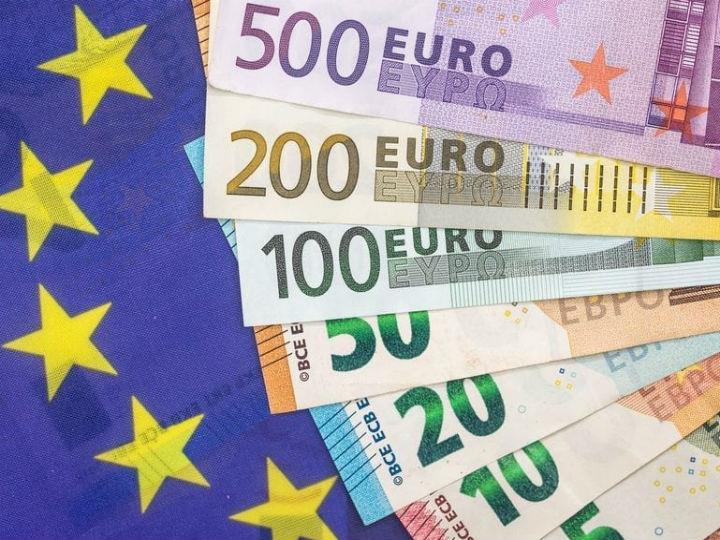 «Πόσα τρις Ευρώ θα αντλήσουν οι χώρες της Ε.Ε. και ποιοι θα τα διαθέσουν; Η Ε.Ε. θα συνάψει δάνεια, τα οποία θα βάζει στη συνέχεια ενέχυρο για να συνάπτει νέα δάνεια. Για ποια αλληλεγγύη μιλά η πονηρή κυρία Μέρκελ; Το κορονο-ομόλογο θα ήταν πράγματι μια ισχυρή ένδειξη αλληλεγγύης.»