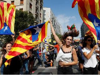 Οι διαπραγματεύσεις είναι ολόκληρη τεχνική που καταλήγει να είναι ένα είδος δεξιότητας των ανθρώπων, γι’ αυτό και έχει γίνει γνωστικό αντικείμενο σε ορισμένες πανεπιστημιακές σχολές του εξωτερικού. Δεν αναφέρομαι στην θεωρία των παιγνίων και στην καταστροφική της χρήση κατά το πρώτο εξάμηνο του 2015 από τον Γιάνη, αλλά στην ουσιαστική διαπραγμάτευση. Βασική της προϋπόθεση είναι ότι υπάρχουν 2 αντισυμβαλλόμενα μέρη που έχουν διαφορές τις οποίες είναι διατεθειμένα να εξομαλύνουν με αμοιβαίες παραχωρήσεις. Αν δεν υπάρχουν αυτές οι δυο πλευρές, τότε δεν πρόκειται περί δια-πραγμάτευσης αλλά περί μονομερών απαιτήσεων.