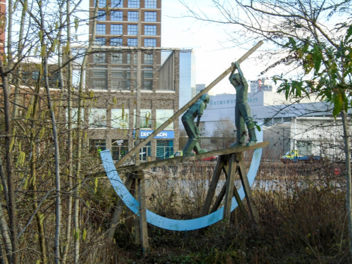 Στο χαρακτηριστικό, εικαστικό θέμα που συνοδεύει αυτό το σημείωμα, οι “Deal Porters”, ένα επάγγελμα που το έσβησε η τεχνολογική εξέλιξη κατά τον προηγούμενο αιώνα, σε γλυπτικό έργο των Philip Bews και Diane Gorvin (Λονδίνο).