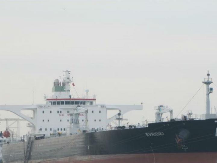 Οι ναυτικοί μας, κυρίως αξιωματικοί γέφυρας και μηχανικοί, των οποίων οι συμβάσεις λήγουν κατά κανόνα για θητεία λιγότερη του έτους, παραμένουν παγιδευμένοι στα πλοία, χωρίς να μπορούν να επιστρέψουν στην πατρίδα και χωρίς να είναι εφικτή η αντικατάστασή τους από διάδοχες βάρδιες, καθώς τα εμπορικά πλοία αντιμετωπίζουν συνθήκες καραντίνας σε όλα τα λιμάνια.