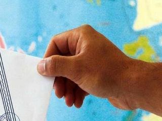 Λαϊκιστές ηγέτες είναι αυτοί που κολακεύουν τις όποιες αδυναμίες του λαού και υιοθετούν θέσεις ευχάριστες αλλά μη πραγματοποιήσιμες ή επιβλαβείς, αποβλέποντας στην εξασφάλιση της εύνοιάς του. 