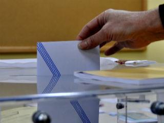 Τα «εμπόδια» που προβάλλονται λειτουργούν πάντα ως αφορμή αναβολής λήψης της όποιας απόφασης. Ποιοι θα ψηφίζουν; Για πόσο καιρό θα ψηφίζουν; Πώς θα ψηφίζουν; Ποιους θα ψηφίζουν;Θεωρώ την όλη συζήτηση προσχηματική. Λύση υπάρχει. Άμεση, σύννομη, δοκιμασμένη. Οι απόδημοι να ψηφίζουν στις εθνικές εκλογές όπως ψηφίζουν στον τόπο διαμονής τους.