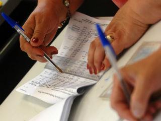 Την ίδια ώρα όσοι έχουν απομείνει στη ρημαγμένη αυτή πατρίδα (η λέξη έχει εκχωρηθεί για χρήση κατ’ αποκλειστικότητα στην φασιστοειδή ακροδεξιά) πληρώνουν τα σπασμένα, μια και φορολογούνται άγρια, χωρίς να απολαμβάνουν τα βασικά κοινωνικά αγαθά, όπως είναι η υγεία, η παιδεία και η ασφάλεια.