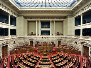 Η εκλογή του ΠτΔ μόνον από την απόλυτη πλειοψηφία της Βουλής δεν σημαίνει ότι αυτός παύει να είναι, όπως πρέπει, υπερκομματικός, επειδή τον εξέλεξε μόνον η κυβερνητική πλειοψηφία.