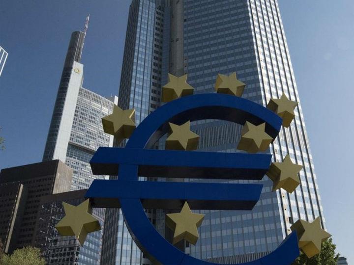 Η σύγκρουση είναι οξεία: στην προσπάθεια πολιτειών των ΗΠΑ να επιταχύνουν την άρση της καραντίνας (lockdown) ο Anthony Fauci (ο αντίστοιχος Σ. Τσιόδρας) έθεσε το ερώτημα: Πόσο πόνο είσαστε διατεθειμένοι να αντέξετε; Από τη μία πλευρά ο πόνος του γρήγορου φυσικού θανάτου και από την άλλη ο πόνος του αργού οικονομικού θανάτου.