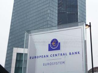 Σε μία πρωτόγνωρη διαδικασία διεθνών εξισορροπητικών ασκήσεων, δυστυχώς ο εντεινόμενος ρυθμός απώλειας της αυτονομίας των κεντρικών τραπεζών (FED, EKT) ως αρνητικός παράγων, εγκυμονεί σημαντικούς κινδύνους.