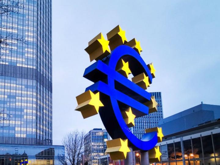 «Το ευρώ ανήκει στους Ευρωπαίους και η αποστολή μας είναι να το διαφυλάσσουμε», δήλωσε η Christine Lagarde, Πρόεδρος της ΕΚΤ.