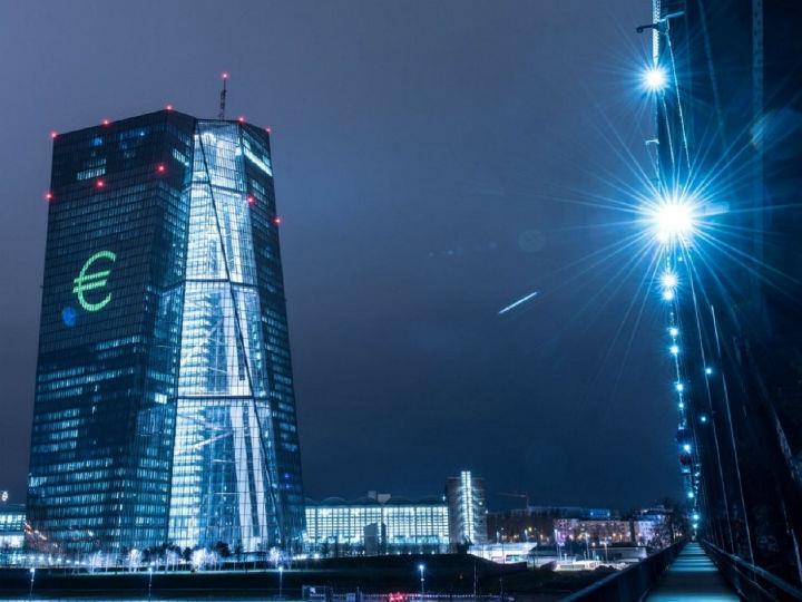 Οι επικριτές της ΕΚΤ δεν αναγνωρίζουν τις θετικές επιπτώσεις της νομισματικής πολιτικής της α) στην απασχόληση και την ανάπτυξη στην Ευρωζώνη και στη Γερμανία, β) στη σταθερότητα του ευρώ και γ) στην ισορροπημένη διεθνή ισοτιμία του, η οποία ευνοεί τις γερμανικές εξαγωγές.