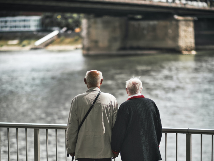 «Πέρα, λοιπόν, από την αντιμετώπιση της πανδημίας, στις αναπτυγμένες χώρες, οι κυβερνήσεις καλούνται να βρουν λύσεις σ’ ένα αναδυόμενο σοβαρό πρόβλημα που είναι αυτό του σοκ του γήρατος σε εποχή αβεβαιότητας.»