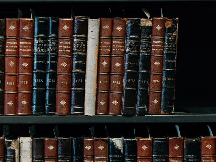 «Η Ελεάνορ, πλέον πολύ μεγάλη, αποτραβιέται σε ένα μοναστήρι στη Γαλλία, όπου και θάβεται δίπλα στον άνδρα της. Με τον οποίο είχαν παρόμοιο ισχυρό χαρακτήρα και μεγάλες συγκρούσεις…».