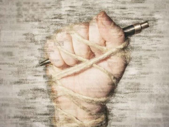 Το Κοινοβούλιο διαπιστώνει «ότι τα τελευταία χρόνια σημειώνεται αύξηση των περιπτώσεων εκφοβισμού με σκοπό τη φίμωση των δημοσιογράφων», αναφερόμενο στις δολοφονίες της Daphne Caruana Galizia και του Jan Kuciak και της μνηστής του ως παραδείγματα των κινδύνων που αντιμετωπίζουν οι ερευνητές δημοσιογράφοι.