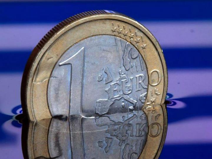 Το ελάχιστο μέγεθος των ελληνικών επιχειρήσεων δεν επιτρέπει οικονομίες κλίμακας και εφαρμογή σύγχρονων μεθόδων μάρκετινγκ, δεν συμβάλλει στην εξειδίκευση, στην διά βίου εκπαίδευση και στην αύξηση της παραγωγικότητας ούτε βοηθά στην πραγματοποίηση καινοτομιών.