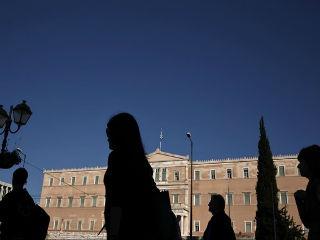 Η χώρα -αλλά και η Ευρώπη-δεν βιώνει τις διαφορές Δεξιάς-Αριστεράς στην οικονομική πολιτική. Βιώνει κάτι χειρότερο: την εμμονική αντιπαράθεση στο απροσδιόριστο μέλλον από διαφορετικές αφετηρίες. 