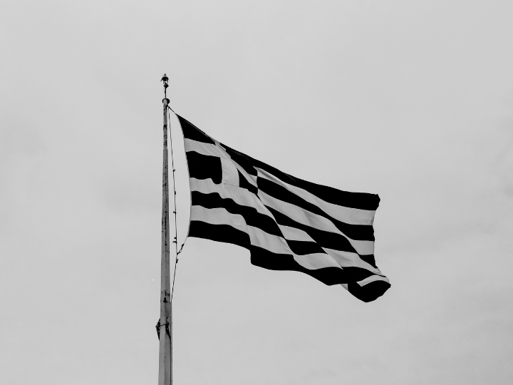 Πέρα όμως από την ιστορική άγνοια, υπάρχει και ένα δεύτερο θέμα αυτό των έργων υποδομής. Είδαμε γέφυρες να πέφτουν, που πρόσφατα παραδόθηκαν από τους κατασκευαστές στην κυκλοφορία. Είναι κοινό μυστικό ότι σε επίπεδο τοπικής αυτοδιοίκησης, κι αυτό αξίζει να το λάβουν υπόψη τους οι ψηφοφόροι, γίνεται πάρτι.