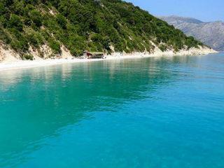 Δεν ήταν όμως γενναιόδωρος μόνο με τη φύση ο Θεός . Μας έδωσε μια Χώρα που γεννήθηκε η Δημοκρατία, οι επιστήμες, οι τέχνες, ο πολιτισμός. 