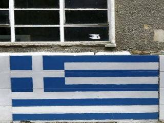 Η Ελλάδα είναι κατ’εξοχήν αντιμέτωπη με την εξισορρόπηση ανάμεσα στο Άνοιγμα και το Κλείσιμο. Μετά το 1981, ενώ φαινομενικά επέλεγε το άνοιγμα, στην πραγματικότητα προσδιοριζόταν από ένα εντεινόμενο κλείσιμο. Η ευρωπαϊκή πρόσοδος την οποία διαχειρίστηκε και διένειμε το κράτος κατέστησε την συναλλαγή με τον έξω κόσμο σχεδόν περιττή. Οι ορίζοντες περιορίστηκαν στη μονοδιάστατη σχέση ανάμεσα στην ελλαδική περιφέρεια και το ευρωπαϊκό κέντρο. Αυτή η απομόνωση στείρωσε τη χώρα, στερεύοντάς την από κάθε αυτόνομη πρωτοβουλία. Η Ελλάδα των λογιστών απέλπισε την νεολαία· όμως, ο καταναλωτισμός και η πάσης φύσεως ανεκτικότητα συνεκάλυψαν την πλήξη και την πνευματική ένδεια. Μόνον η αναβίωση του ανοικτού χαρακτήρα των Ελλήνων μπορεί να επανα-νοηματοδοτήσει την πολιτική και κοινωνική ζωή. 