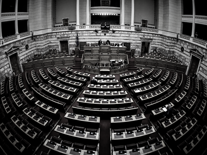 Η χώρα πορεύεται με την κυβέρνηση πολιτικά εξαντλημένη, έπειτα από πολλές μάχες, που κάποιες είχαν επιτυχή έκβαση και κάποιες όχι, σε μια περίοδο αλλεπάλληλων και εναλλασσόμενων κρίσεων.