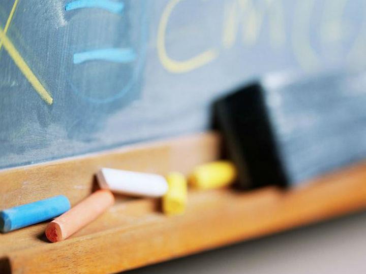 «Παρά τις καλές προθέσεις των εκάστοτε αρμοδίων, τις αμέτρητες εκπαιδευτικές μεταρρυθμίσεις και τις πομπώδεις εξαγγελίες, το νεοελληνικό εκπαιδευτικό σύστημα παραμένει παγιδευμένο στις δαγκάνες του ωφελιμισμού και της χρησιμοθηρίας..»