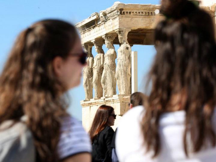 Το κλείσιμο στο σπίτι ανέστειλε τη λειτουργία δεκάδων χιλιάδων επιχειρήσεων, κυρίως στις παροχές υπηρεσιών, εξαφάνισε πωλήσεις και τζίρους, δημιούργησε συνθήκες ανεργίας για χιλιάδες εργαζόμενους, μείωσε σημαντικά τα έσοδα του δημοσίου και αύξησε τις δαπάνες κρατικής στήριξης για νοικοκυριά και επιχειρήσεις.