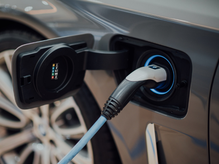 Η δημοτικότητα των EVs αυξάνεται πανευρωπαϊκά, αλλά οι υποδομές φόρτισης παραμένουν ανεπαρκείς.